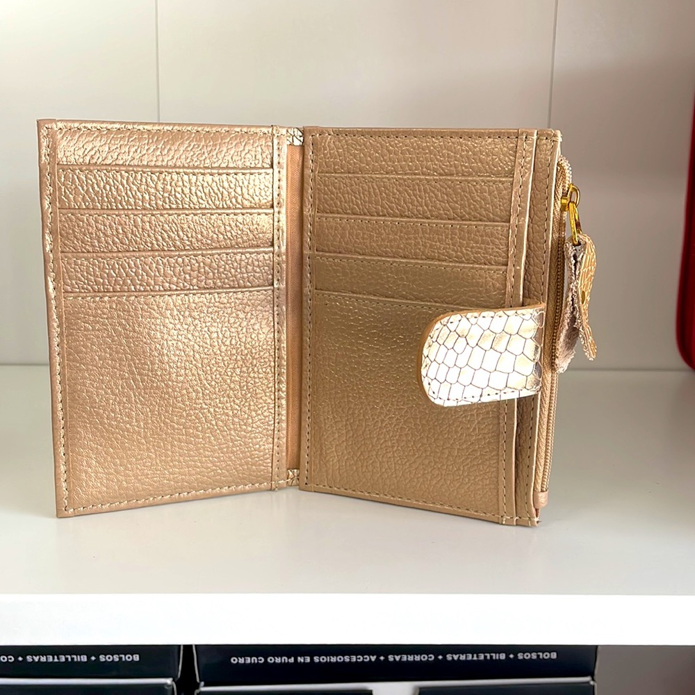 ⭐️SOLD⭐️100% Leather Women's Card Holder - Picture 2 of 5